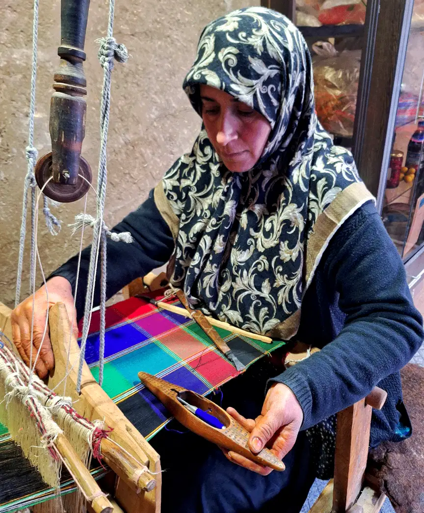 چادرشب بافی خاله مهری- جادوی رنگ و گره در شانه‌تراش